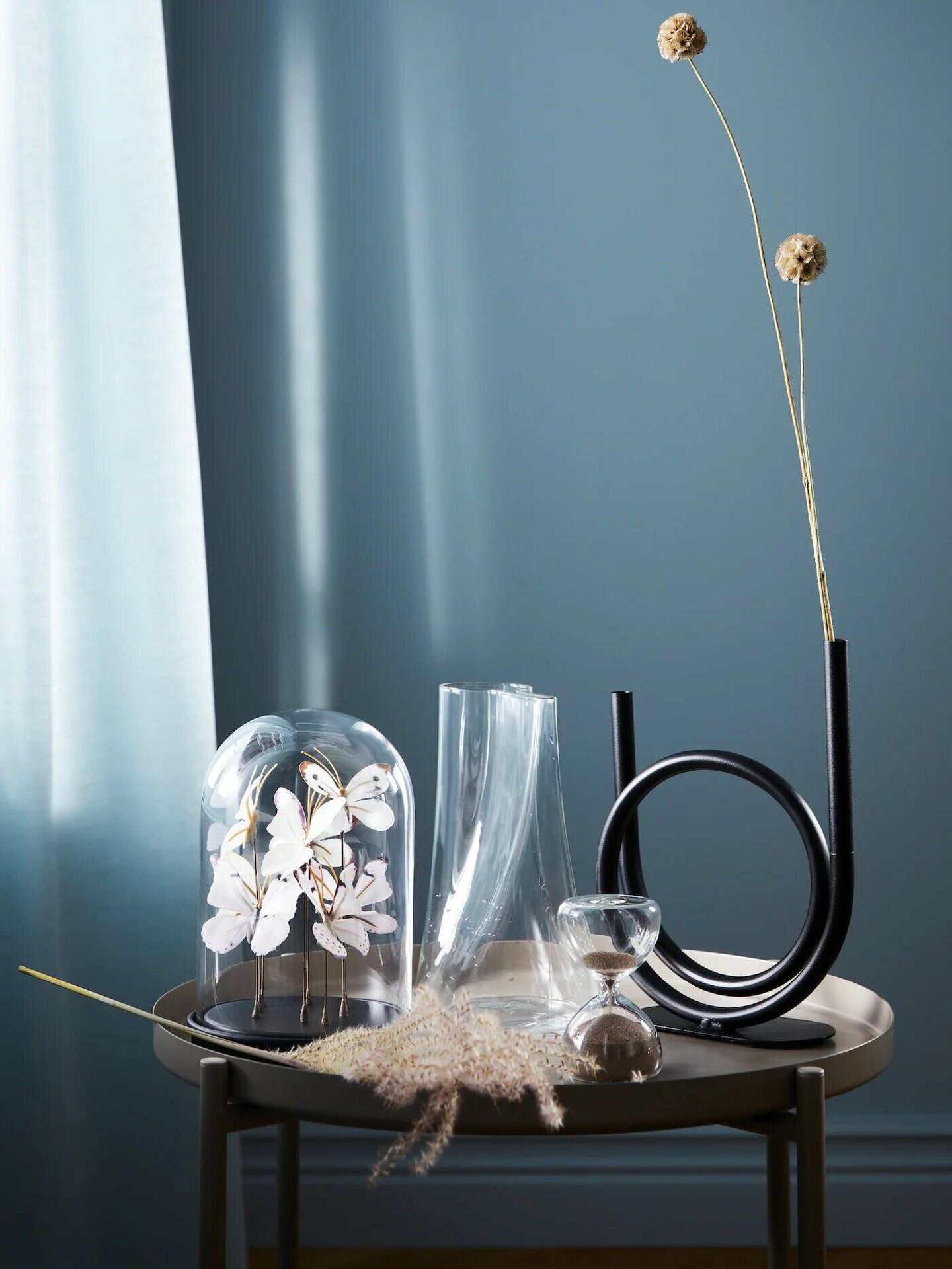 Jarrones, floreros y pantalla de cristal de novedades. (Ikea/Cortesía)