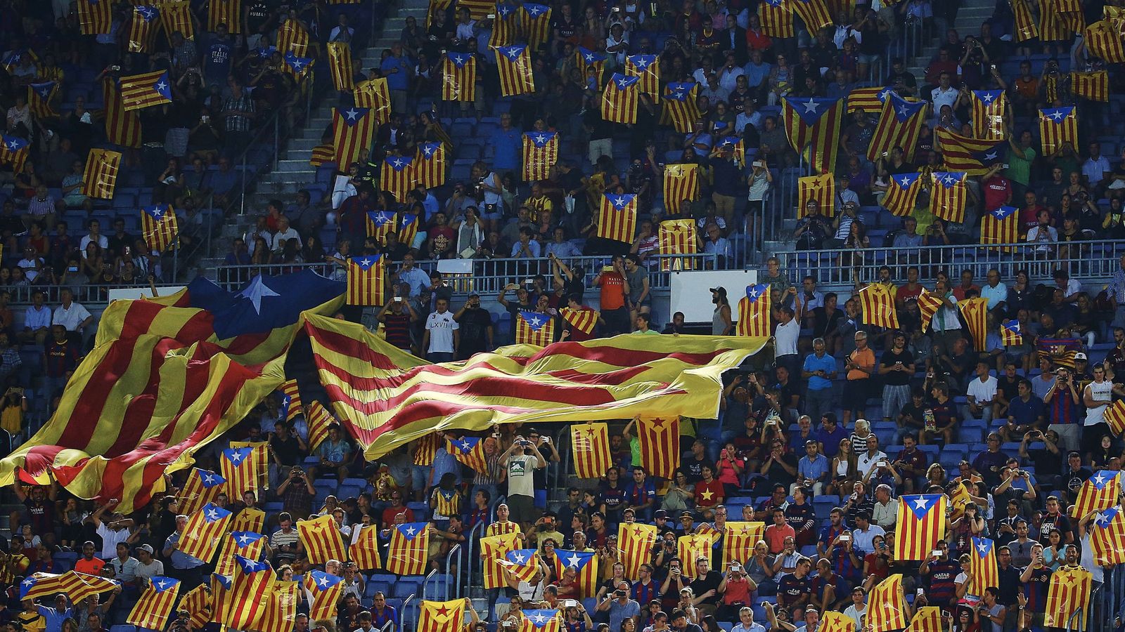 Foto: Imagen de esteladas poblando las gradas del Camp Nou durante un partido de Champions League. (EFE)