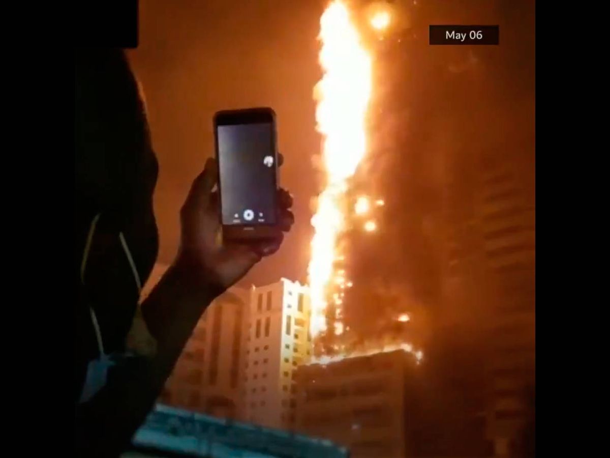 Foto: Los bomberos desalojaron a 250 familias del rascacielos y de edificios colindantes (Foto: Twitter)