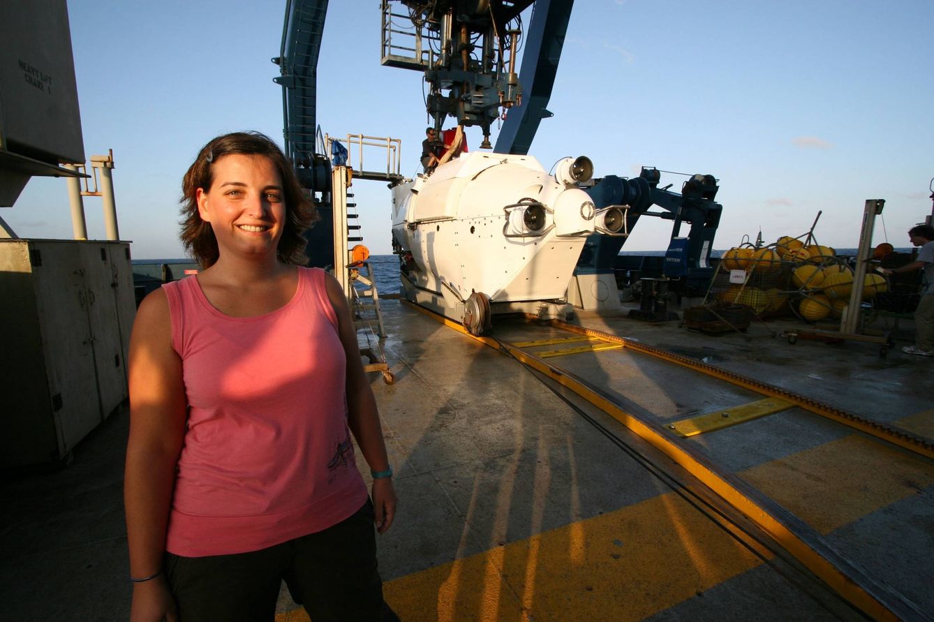La microbióloga Isabel Ferrera descendió a las fosas abisales del Pacífico en el submarino Alvin. La experiencia la marcó para siempre. (Imagen cedida por la investigadora)