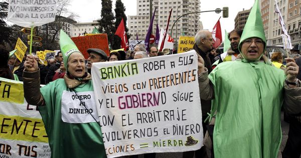Foto: Manifestación de afectados por las preferentes de Bankia. (EFE)