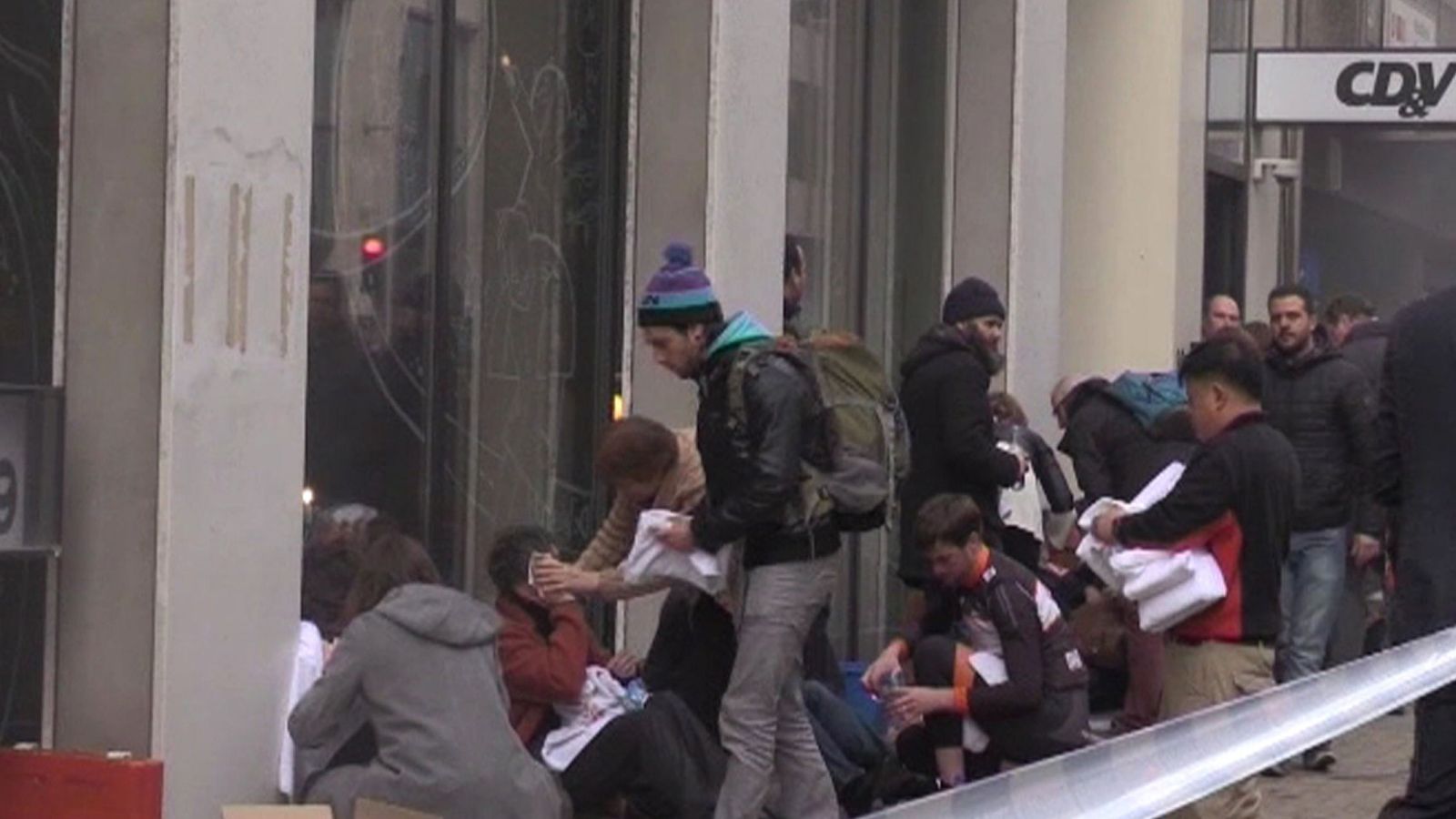 Foto: Varios heridos son atendidos en las calles de Bruselas. (EFE)