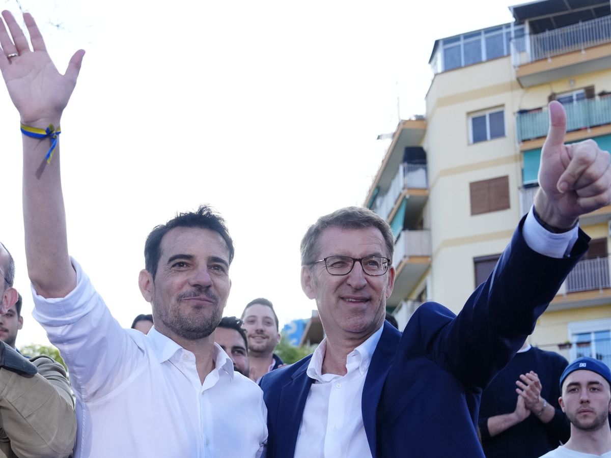 Foto: El presidente del PP, Alberto Núñez Feijóo, junto al candidato de la formación a la alcaldía de Castelldefels Manuel Reyes. (EFE/Enric Fontcuberta)