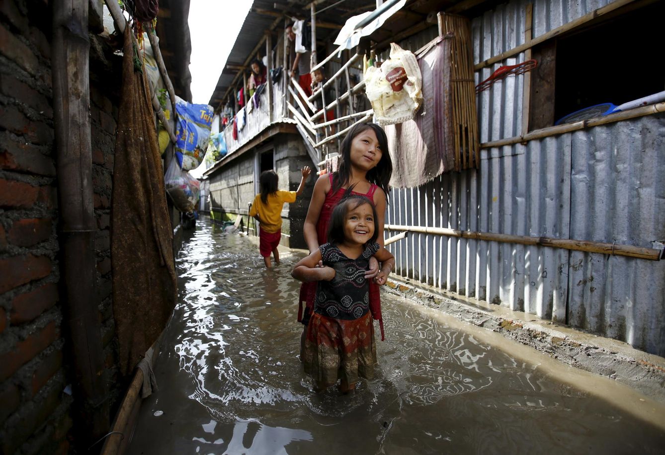 Las calles de este barrio de chabolas en Katmandú están estancadas por el agua y el barro. (Reuters)