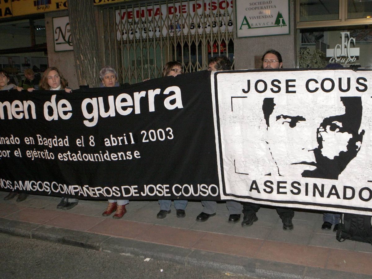 Foto: Familiares, amigos y compañeros de José Couso. (EFE)