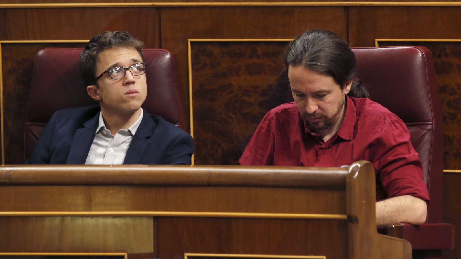 Foto: El líder de Podemos, Pablo Iglesias (d), y el portavoz en el Congreso del partido, Íñigo Errejón, durante la última sesión de control al Gobierno. (EFE)