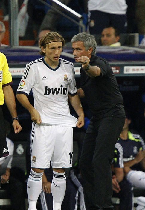 Foto: Modric recibe órdenes de Mourinho (Efe). 