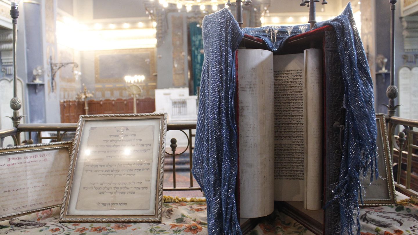 La Torá preside la sinagoga de Sha'ar Hashamayim, ahora vacía (Foto: A. Arena).