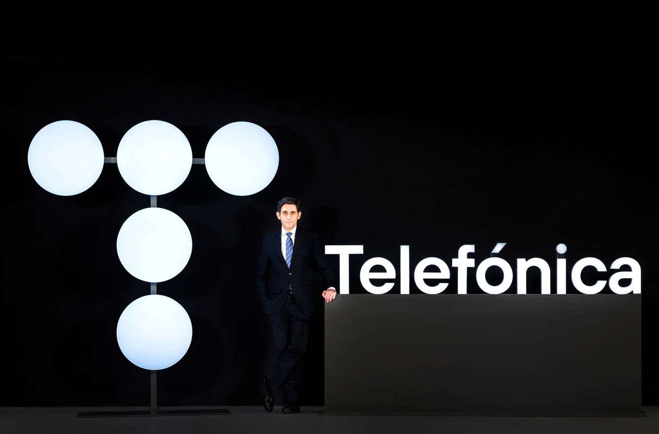 José María Álvarez-Pallete, junto al logo de Telefónica. 