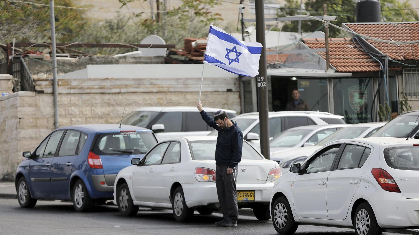 Foto: Un hombre sostiene una bandera israelí durante el Remembrace Day, que conmemora el Holocausto, en Jerusalén (Reuters). 