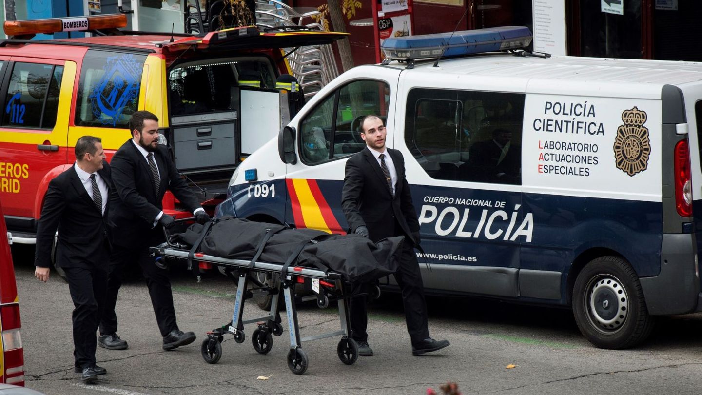 Un incendio en Madrid en 2017 dejó una mujer muerta y 25 heridos. La Policía Científica, en el lugar de los hechos. (EFE)