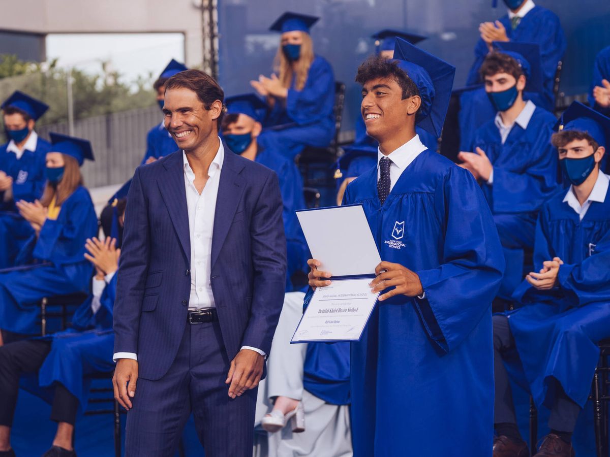 Foto: Rafa Nadal y el tenista profesional jordano Abedallah Shelbayh, tras su graduación en la academia. (Rafa Nadal Academy by Movistar)