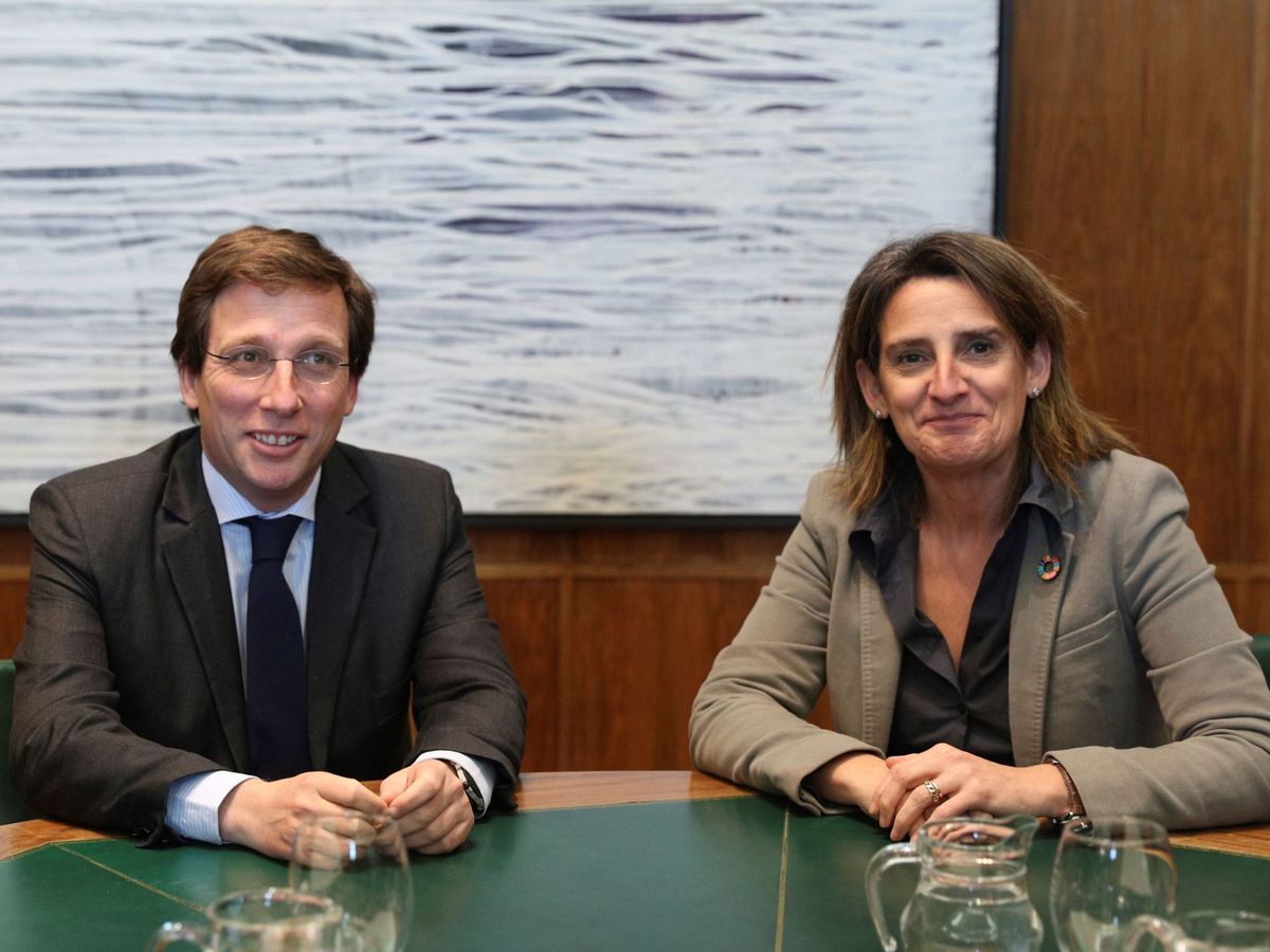 Foto: El alcalde de Madrid, José Luis Martínez-Almeida, junto a la ministra de Transición Ecológica, Teresa Ribera. (EFE)