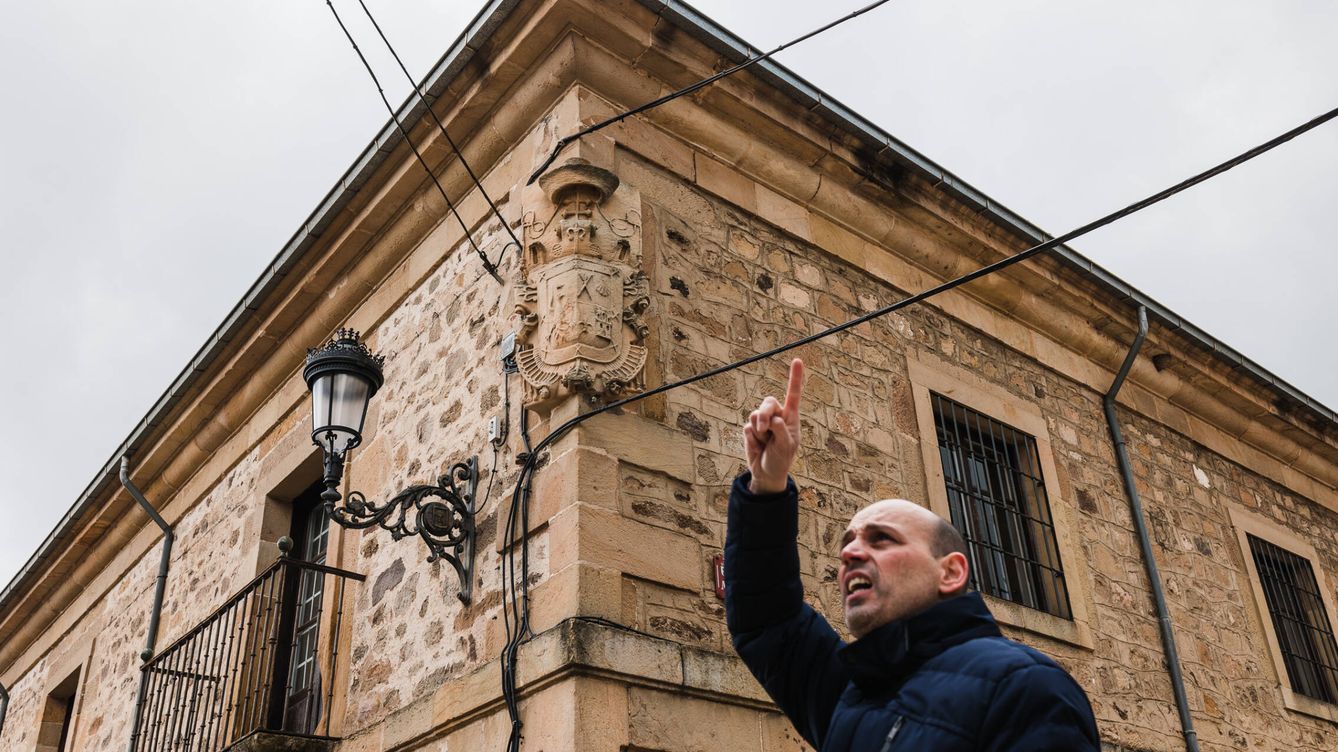 Foto: El alcalde de Vinuesa, Juan Ramón Soria, señala parte del cableado mal colocado. (Concha Ortega)