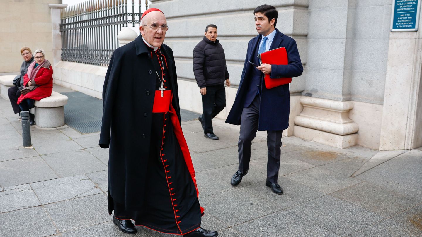 El arzobispo de Madrid, Cardenal Carlos Osoro, a su llegada a la misa funeral por el papa emérito Benedicto XVI, el pasado enero. (EFE/Chema Moya)