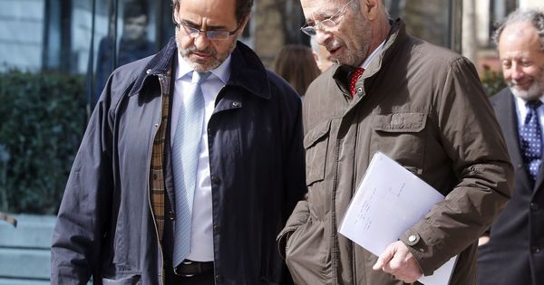 Foto: Julio Segura (d), expresidente de la CNMV, junto a su abogado, en la Audiencia Nacional. (EFE)