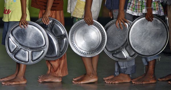 Foto: Niños aguardan para recibir su ración de comida en un orfanato de India. (Reuters)