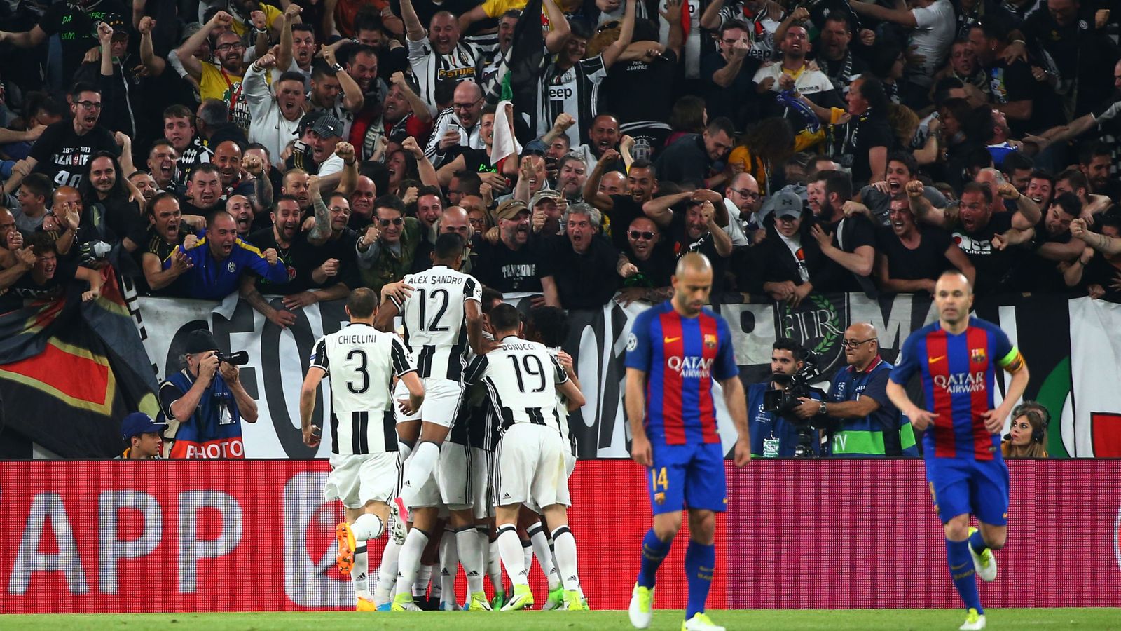 Foto: Mascherano, en el centro, cariacontecido tras uno de los goles de Dybala en el Juventus Stadium. (Reuters)