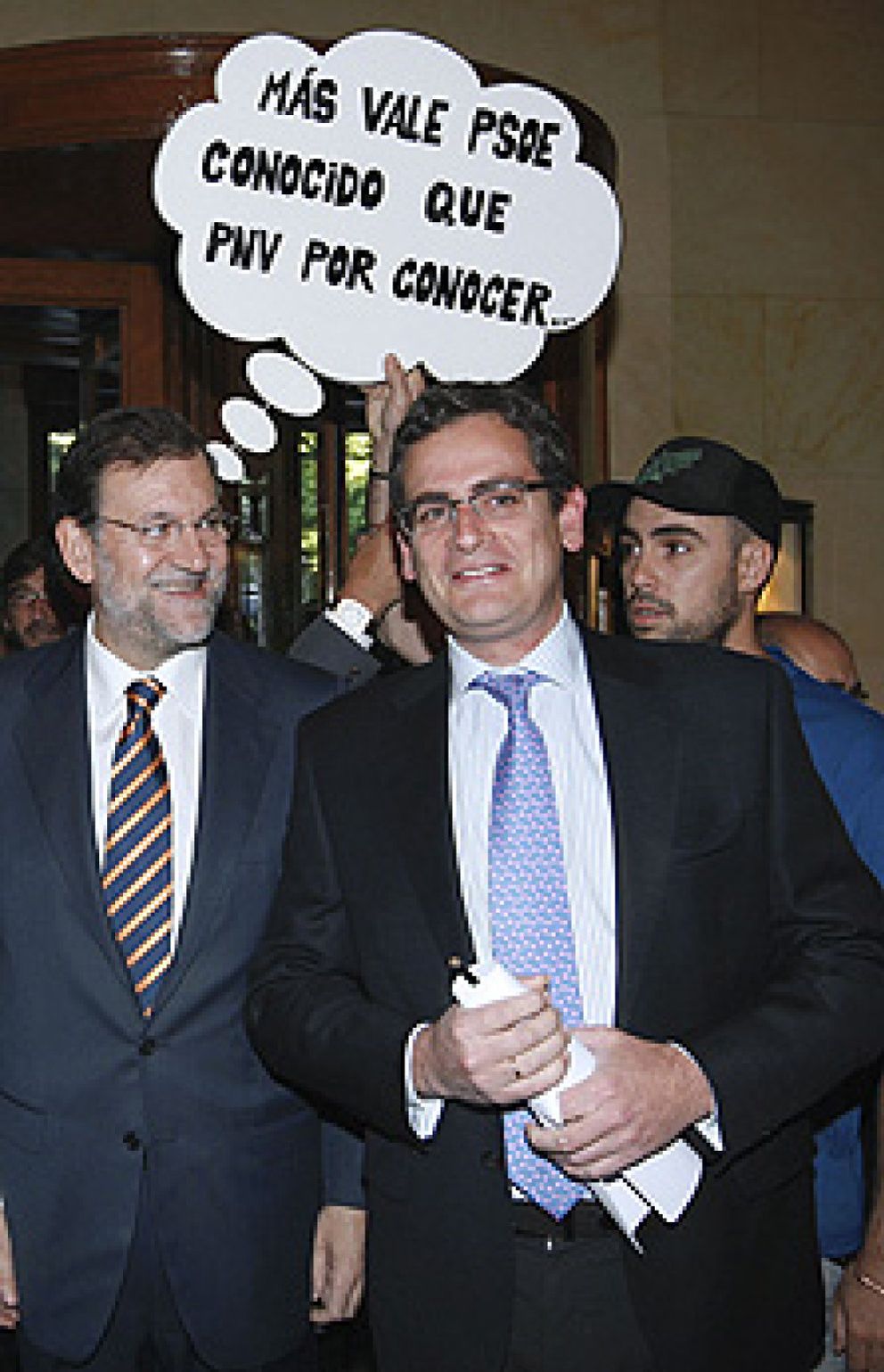 Foto: A Rajoy le cuelan un 'bocadillo'