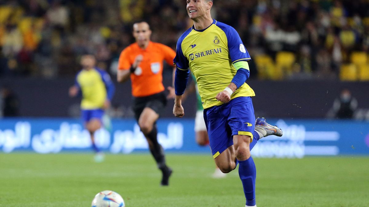 Un fan de Cristiano Ronaldo salta al campo en pleno partido e interrumpe al portugués