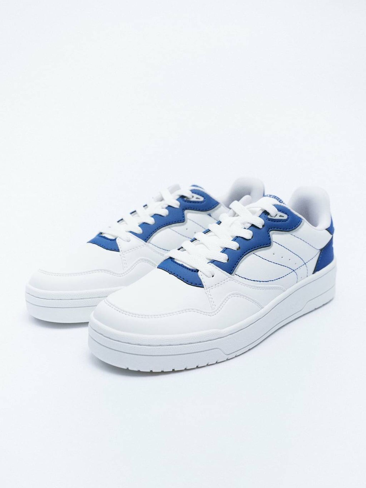 Zapatillas deportivas blancas de Zara. (Cortesía)
