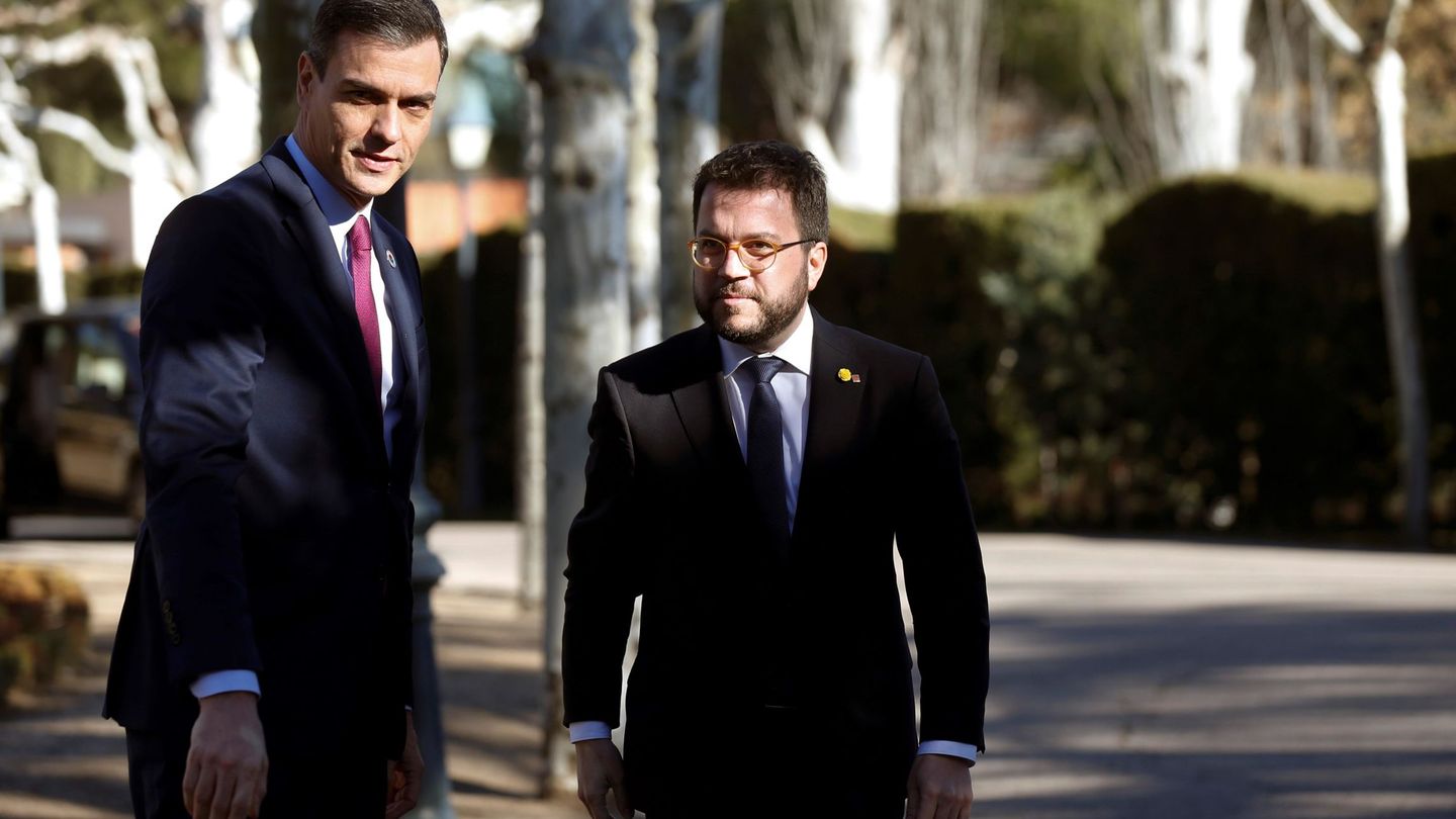 El presidente del Gobierno, Pedro Sánchez (i), conversa con el vicepresidente de la Generalitat, Pere Aragonès. (EFE)