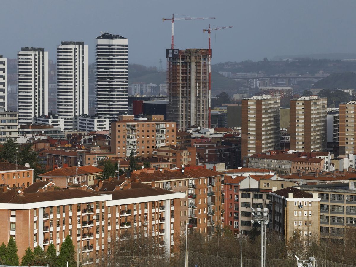 Foto: Vistas de varias promociones inmobiliarias en Bilbao. (EFE/Miguel Toña)