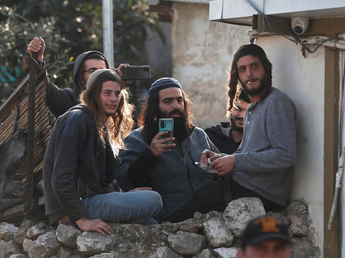 Foto: Colonos en el barrio de Sheikh Jarrah, en Jerusalén Este. (EFE/Atef Safadi)