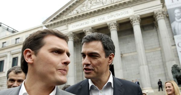 Foto: El secretario general del PSOE, Pedro Sánchez (d), y el líder de Ciudadanos, Albert Rivera. (EFE)