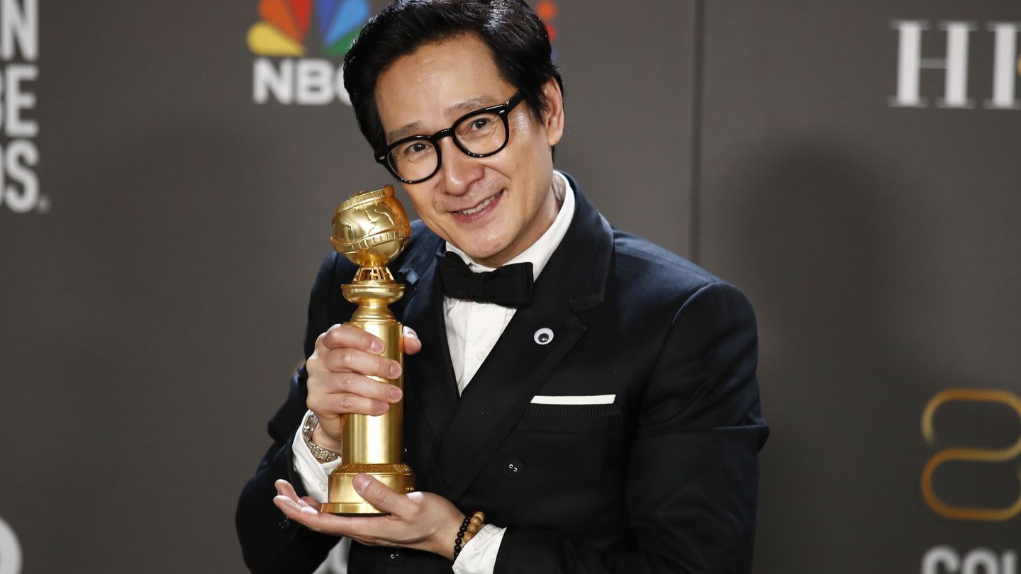 Ke Huy Quan posa con el Globo de Oro por su actuación en 'Todo a la vez en todas partes'. (EFE/CAROLINE BREHMAN)