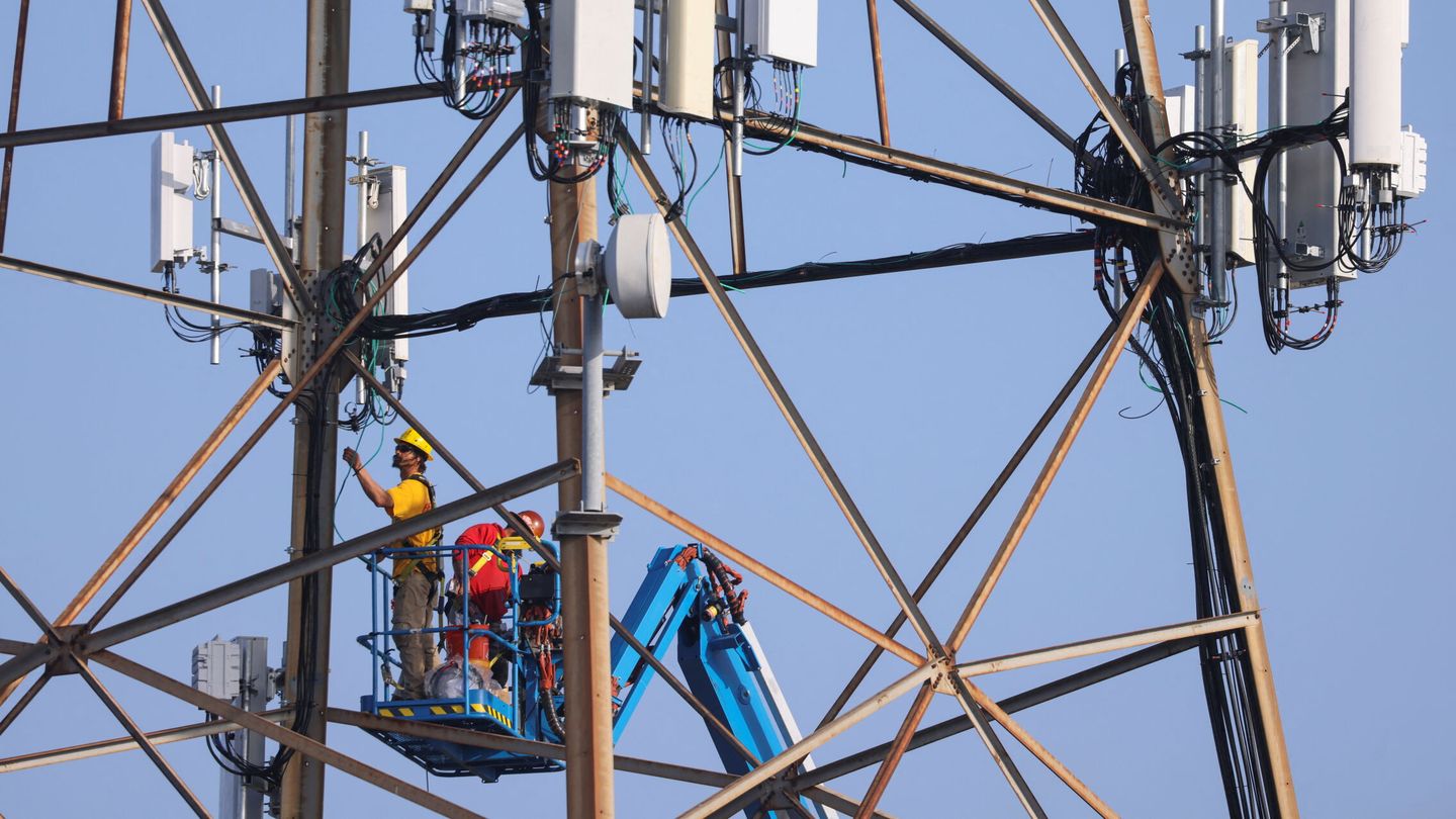 Trabajos en una torre con equipos 5G. Foto: (Reuters/M. Blanke)