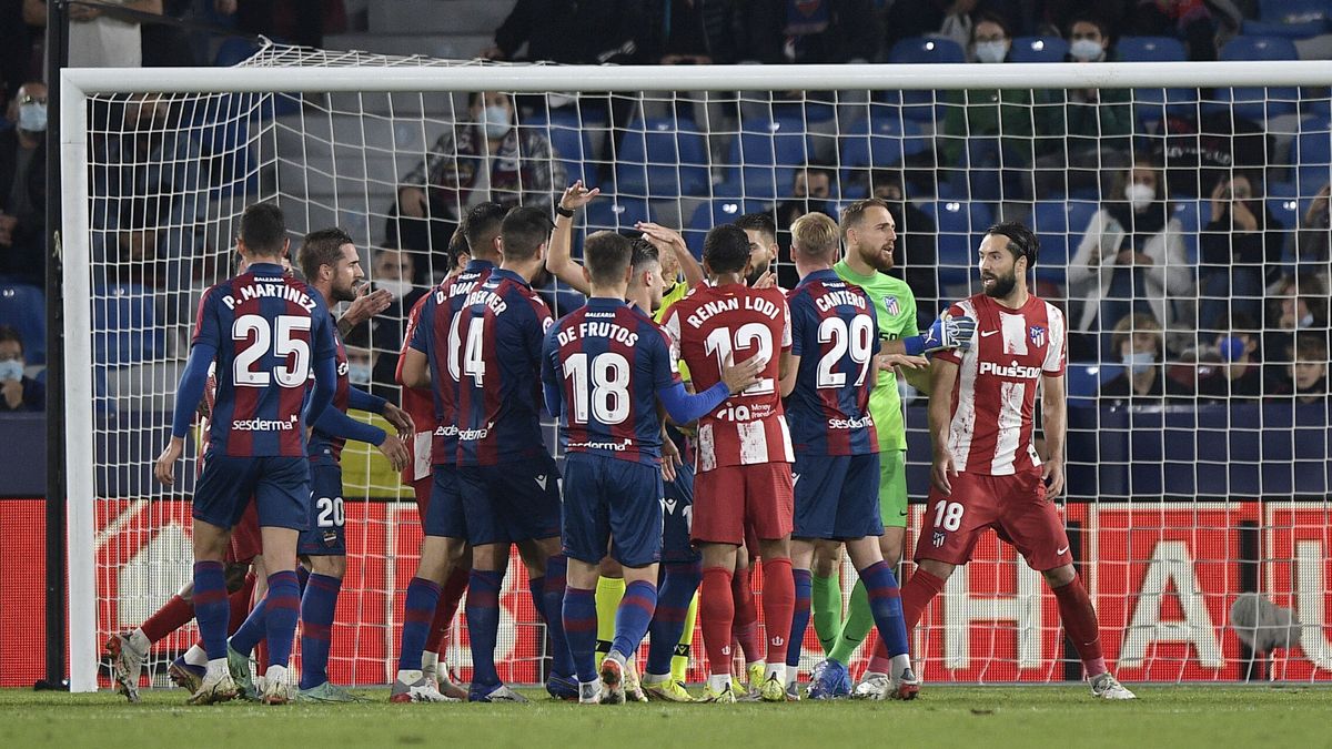 Un polémico penalti deja al Atlético sin los tres puntos frente al Levante (2-2)