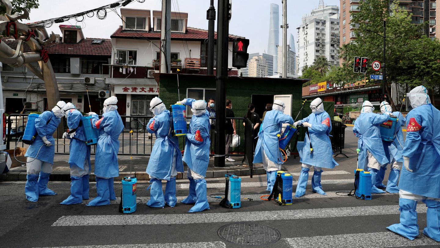 Los únicos que pueden salir a la calle en Shanghái son los trabajadores sanitarios (Reuters)