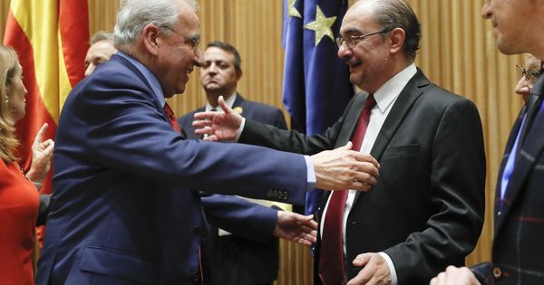 Foto: Alfonso Guerra saluda al presidente de Aragón, el socialista Javier Lambán, en la presentación de su libro, este 6 de febrero en el Congreso. (EFE)