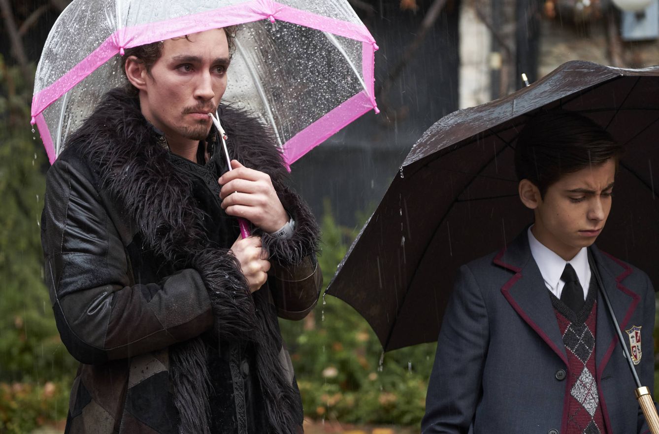 Robert Sheehan y Aidan Gallagher en una imagen de 'The Umbrella Academy'. (Netflix)