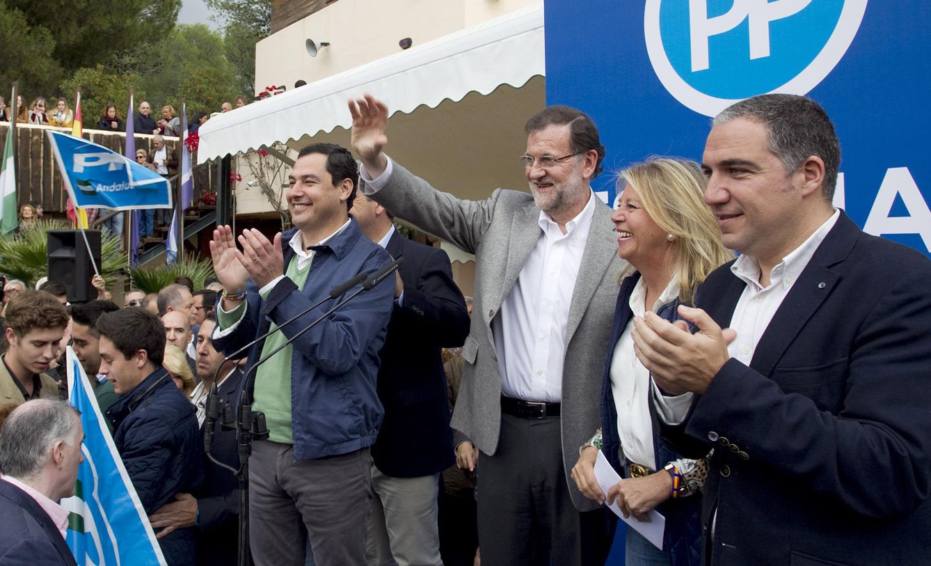 Mariano Rajoy (c), junto a Ángeles Muñoz (2d). (EFE)
