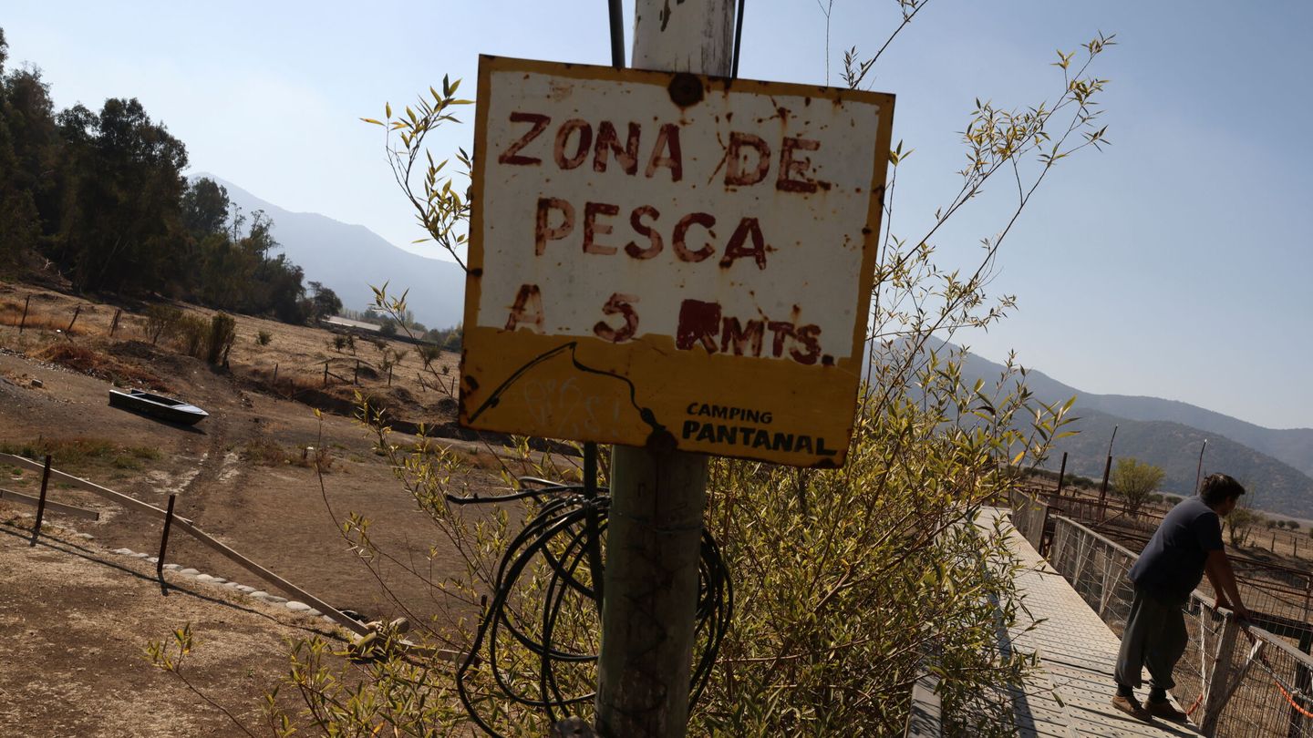 Una señal de zona de pesca al lado de un lago afectado por la sequía que azota Chile. Ivan Alvarado / REUTERS