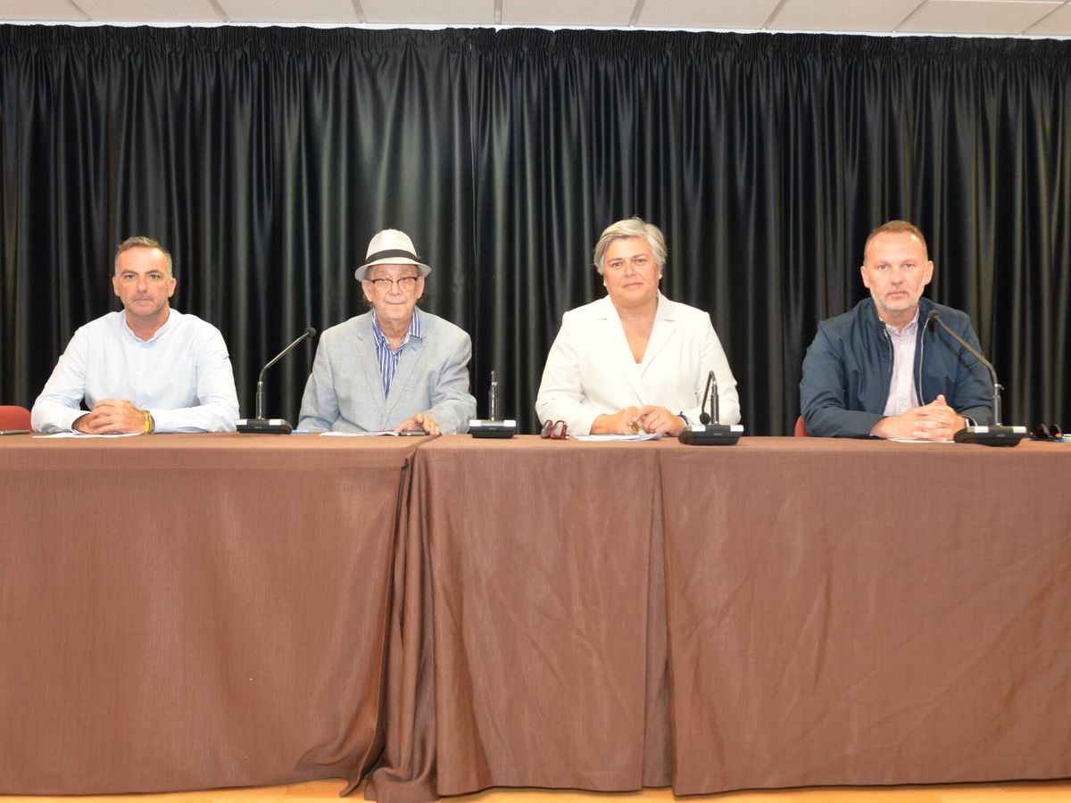 Foto: De izquierda a derecha:  David Ruiz Álvarez, Alcalde de Tazacorte; Luis Ortega Abraham, periodista y escritor; Noelia García Leal, Alcaldesa de Los Llanos de Aridane; y Omar Hernández, concejal de turismo de El Paso.