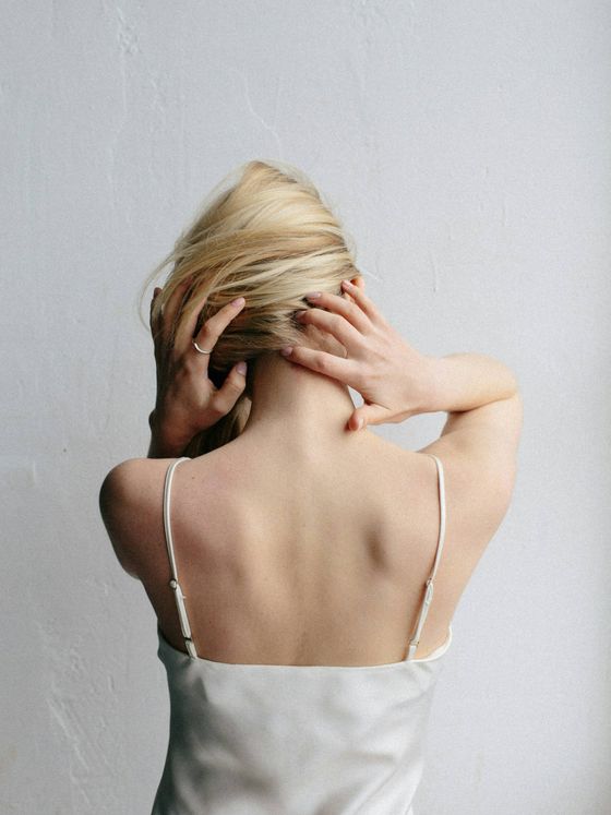 Trabajar la parte alta de la espalda, el cuello o las sienes te puede ayudar. (Klara Kulikova para Unsplash)