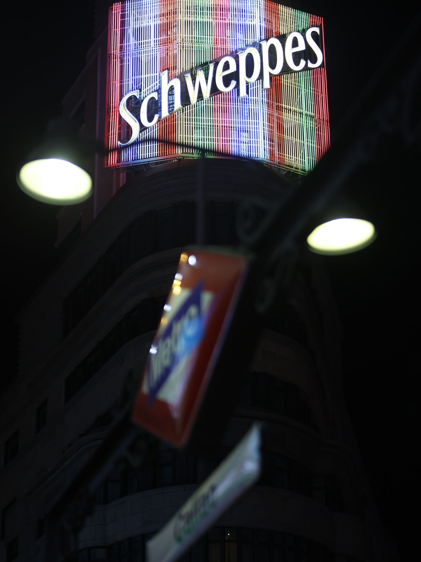 El neón de Schweppes iluminado. (EFE/Mariscal)