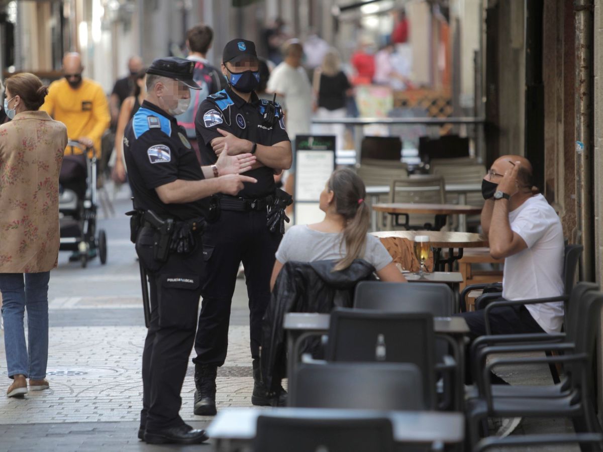 Foto: La policía controla la prohibición de fumar en Galicia (EFE) 