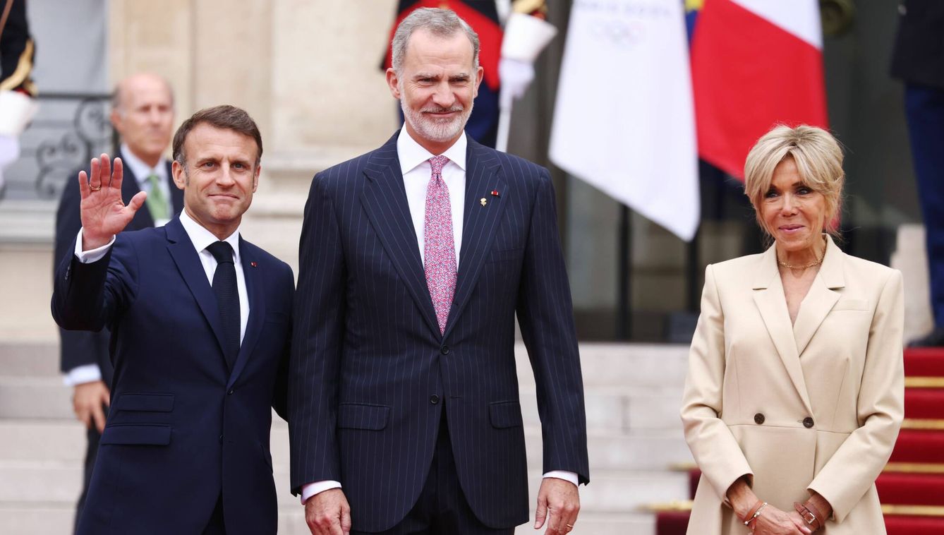 El rey Felipe junto a los Macron. (Gtres)