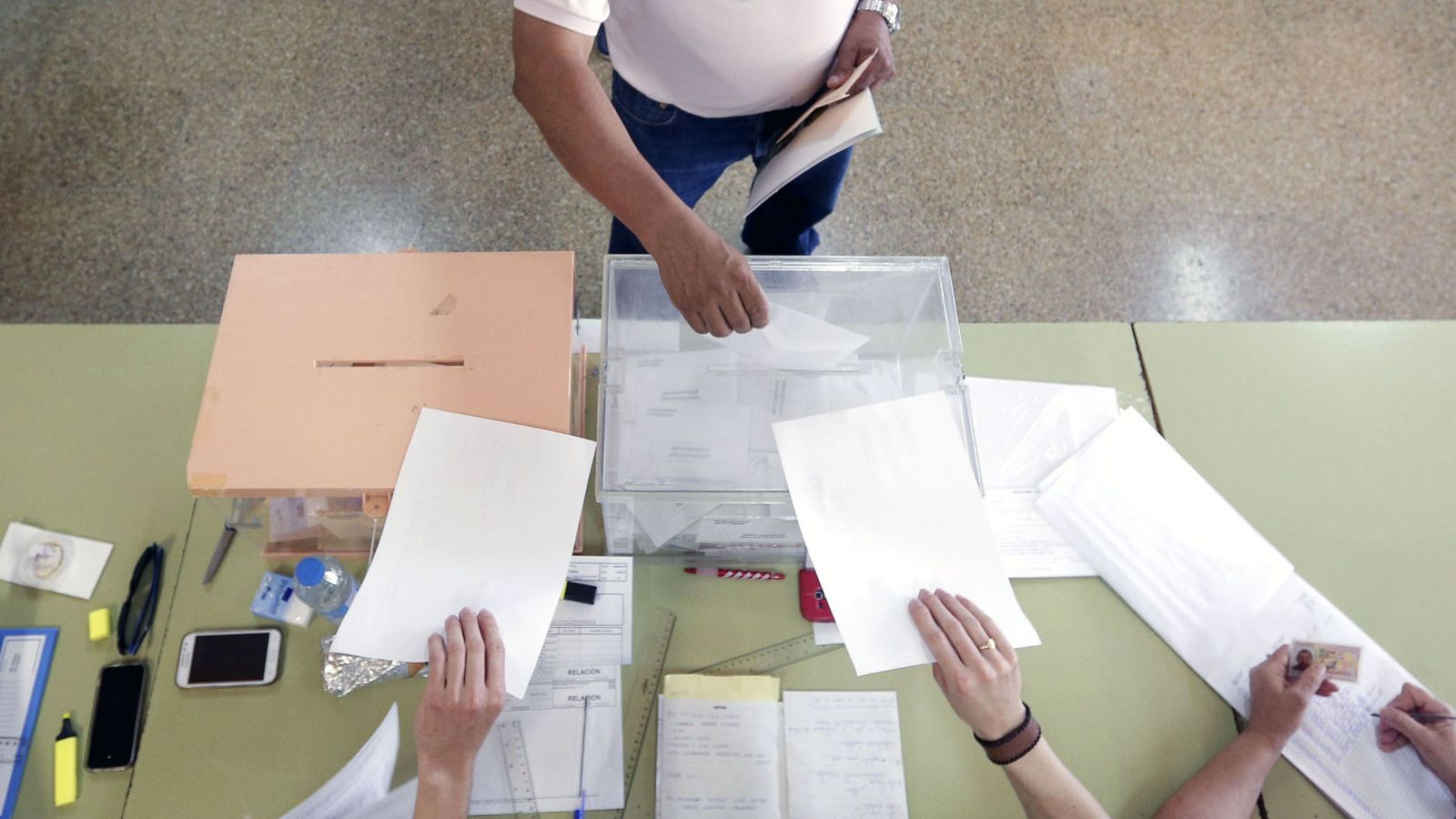 Foto: Un hombre deposita su voto durante las pasadas elecciones en una urna en un colegio electoral. (EFE)