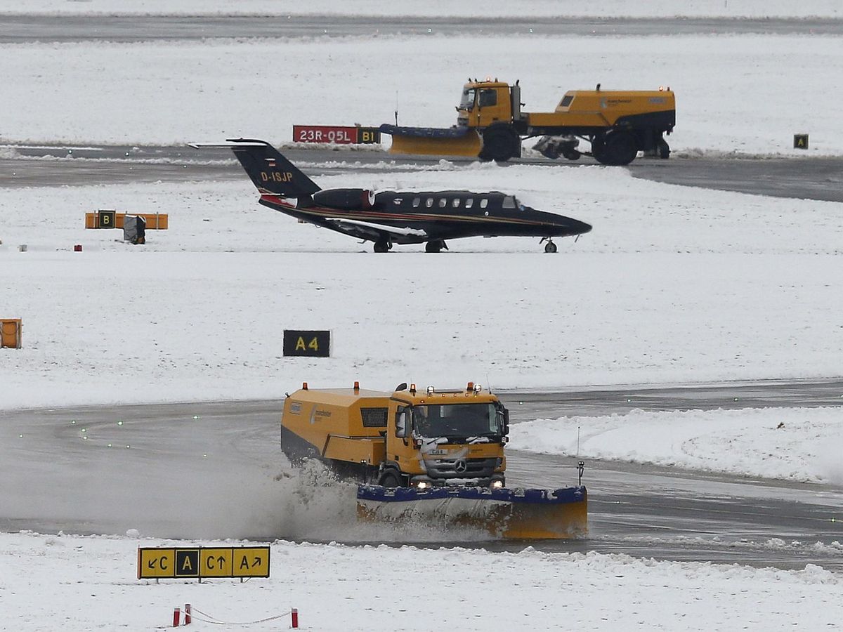Foto: Foto de archivo de nevadas en el aeropuerto de Mánchester. (Reuters/Phil Noble)