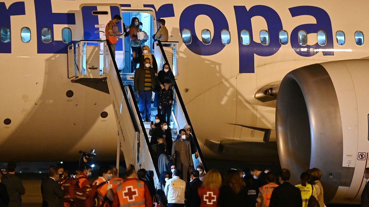 Llega a Madrid un avión con casi 300 refugiados afganos, un año después de evacuar Kabul