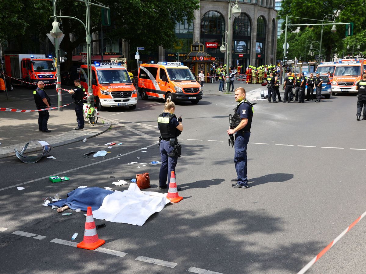 Foto: Agentes de Policía en el lugar del atropello en el oeste de Berlín. (Reuters/Fabrizio Bensch)