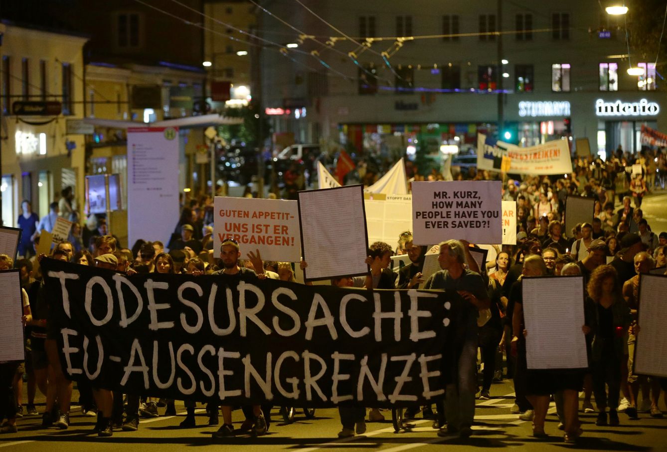 Cabecera de la protesta contra las políticas migratorias promovidas en la UE durante la cumbre de Salzburgo. (Reuters)