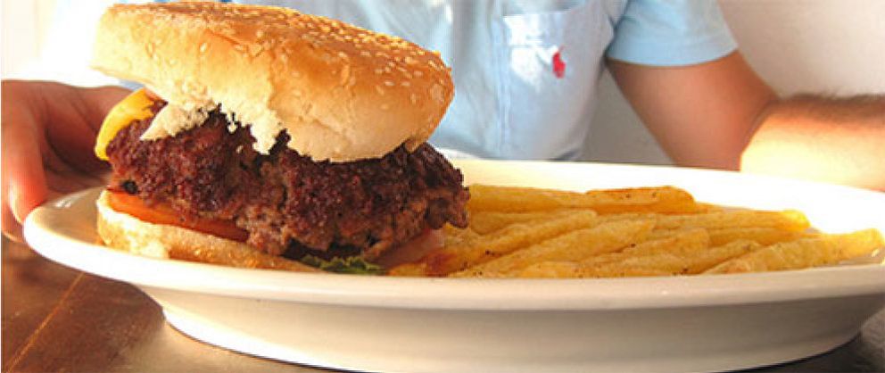 Foto: Comerse una hamburguesa es "casi tan malo" como fumarse un cigarrillo, según una experta