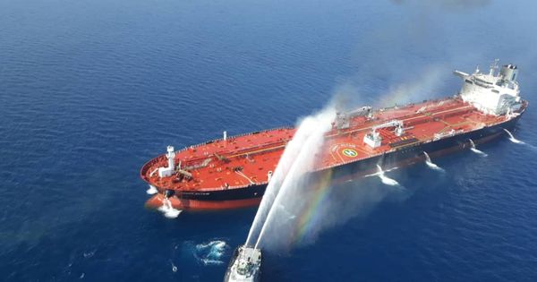 Foto: Un petrolero en llamas en el Golfo de Omán. (Reuters)