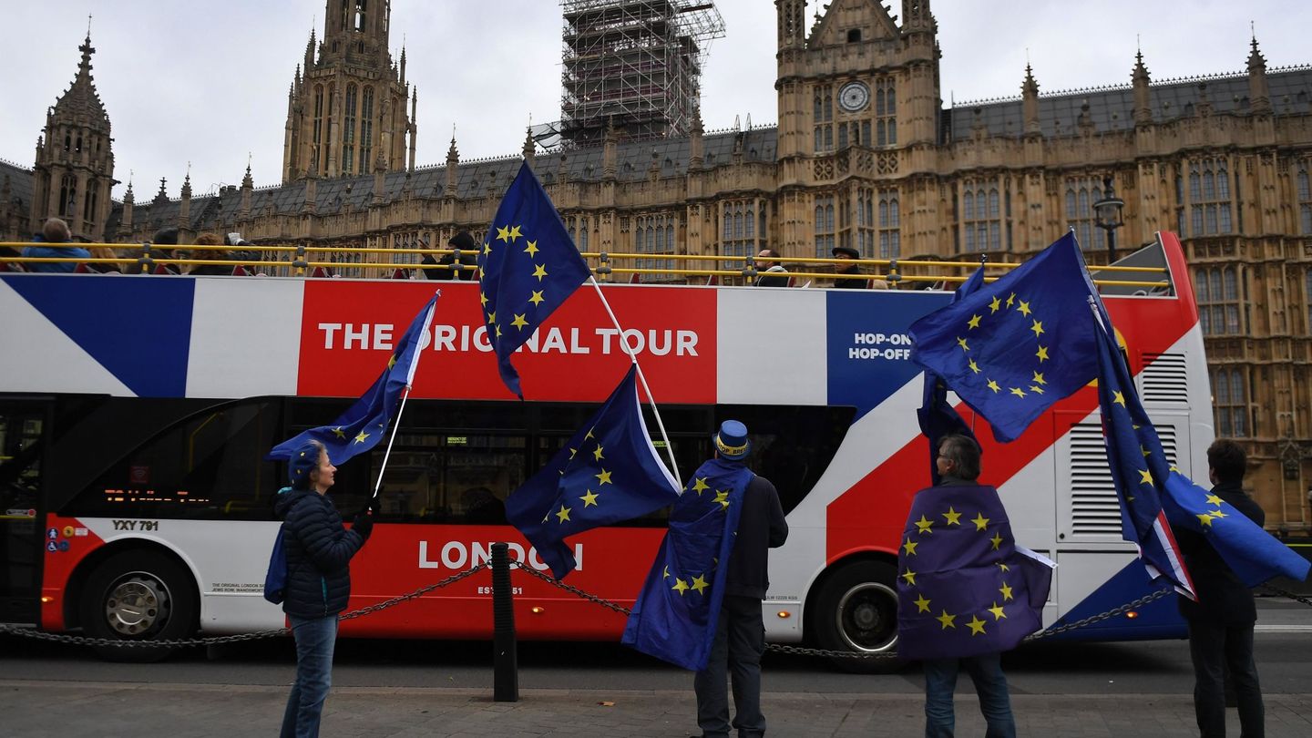 Varias personas participan en una protesta proeuropea junto al Parlamento en Londres, el 21 de noviembre de 2017. (EFE)